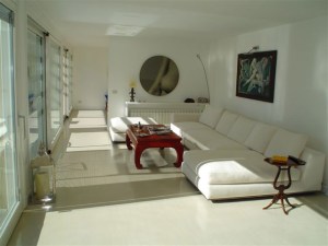 Pavimento-in-resina-colore-bianco