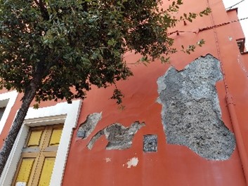 Distacco di intonaco recente su facciata con evidenza di intervento non compatibile su muratura