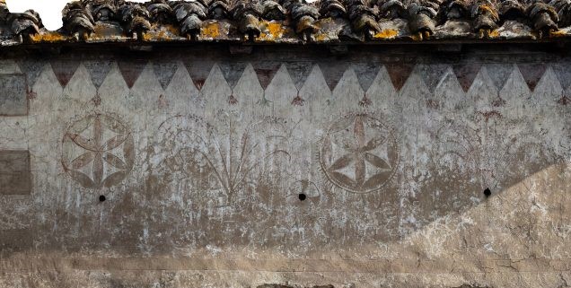 Intonaco storico a base di calce su Torre quattrocentesca di Vimignano con buona conservazione nel tempo
