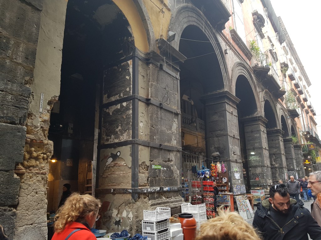 Edificio storico con murature portanti, rinforzi metallici e trasformazioni costruttive stratificate nel tempo