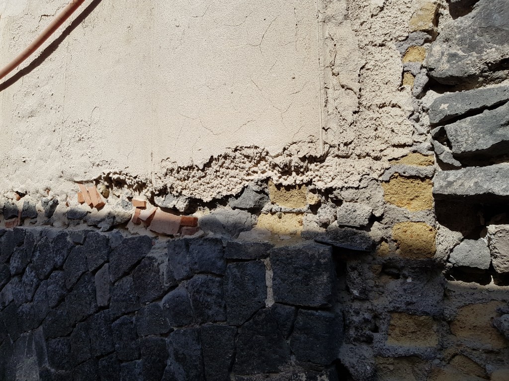 Paramento murario misto tufo conci vulcanici con problematiche di degrado salino