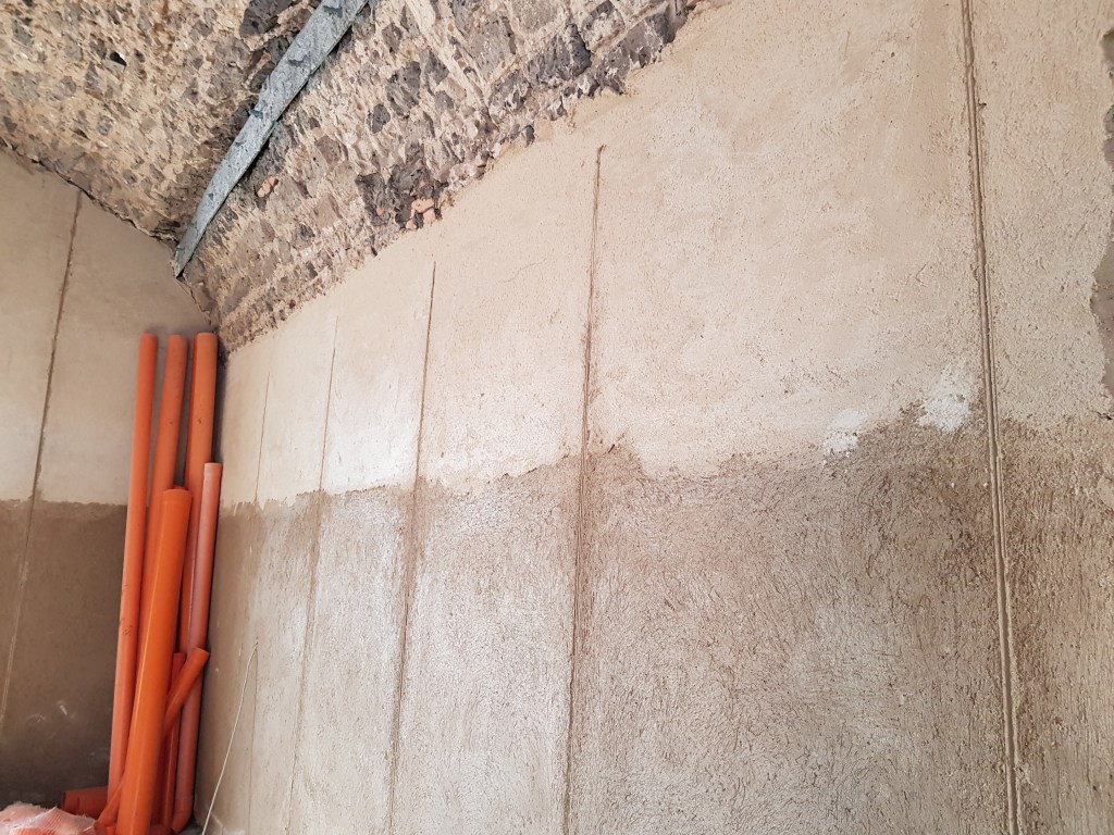 Muratura in fase di risanamento per problematiche di umidità e degrado degli intonaci
