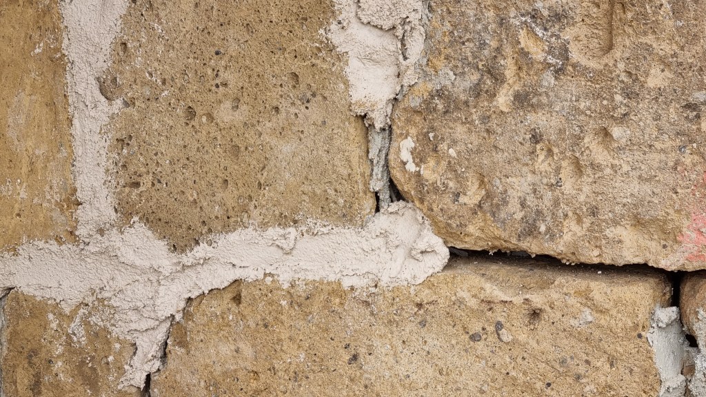 rabbocco profondo di malta pozzolanica in fughe tra conci in tufo