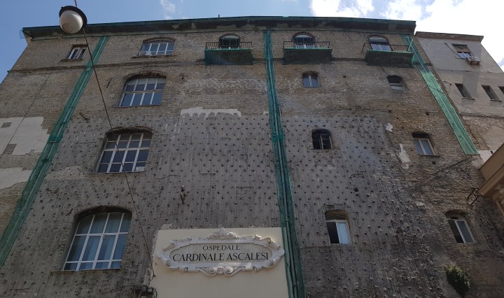 Muratura storica in tufo oggetto di interventi di consolidamento e rinforzo strutturale.