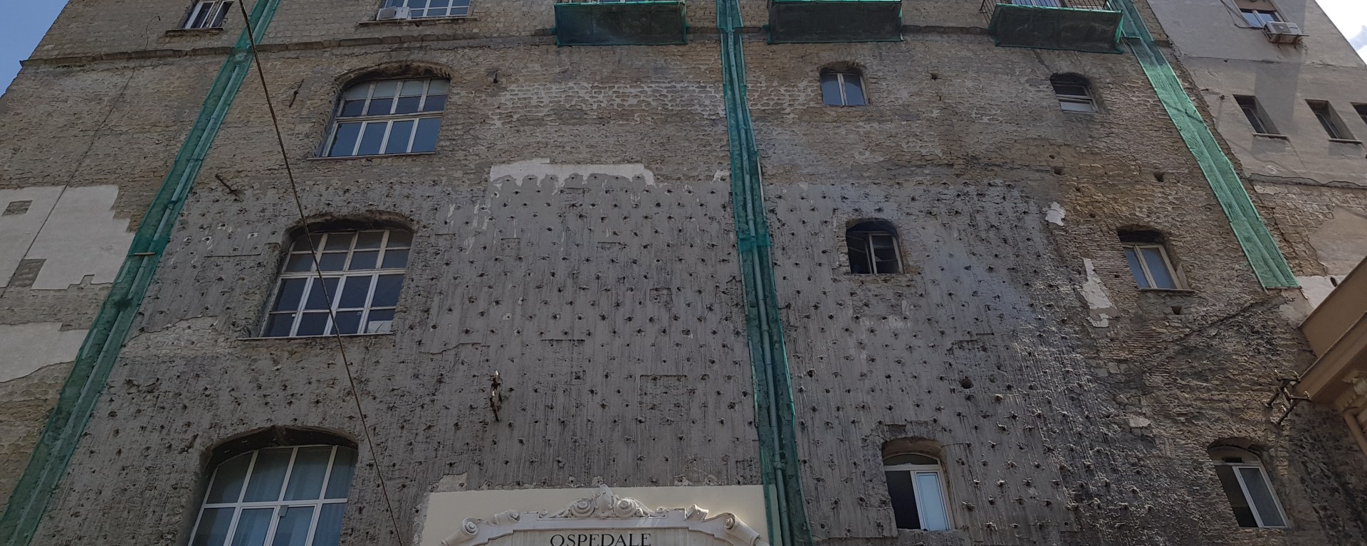 Muratura storica in tufo oggetto di interventi di consolidamento e rinforzo strutturale.
