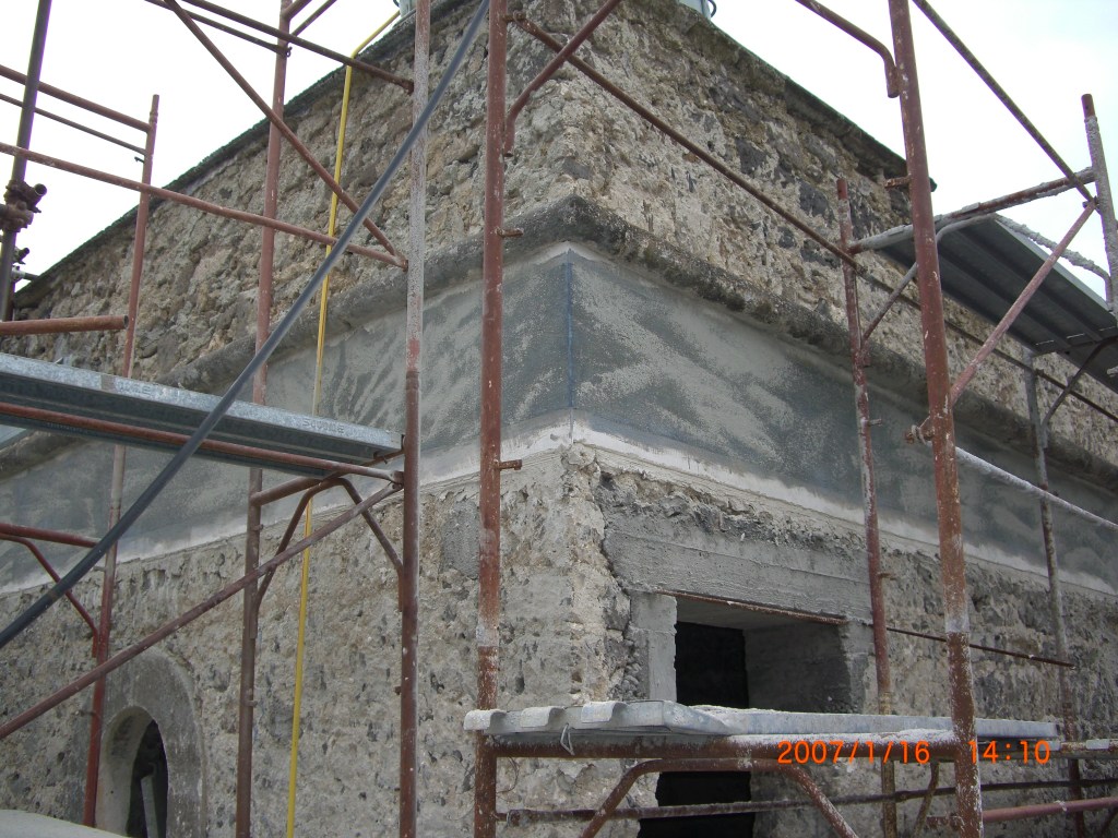 Cordolo esterno in fibra di carbonio CFRP applicato su muratura storica mediante tessuti unidirezionali e resine epossidiche.