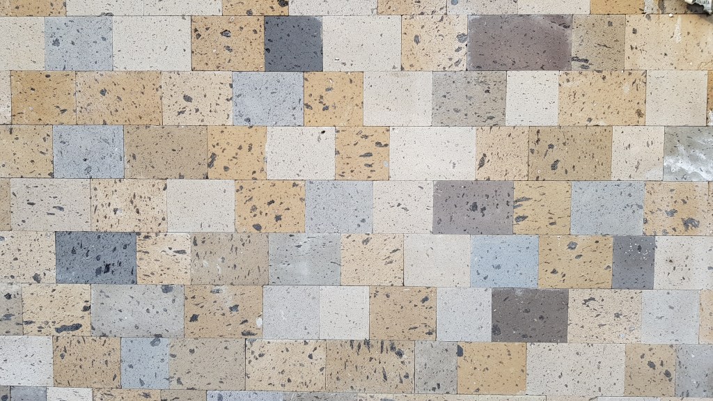 Conci di tufo caratterizzati da differenti colorazioni, densità e caratteristiche litologiche